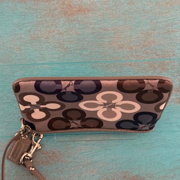 Coach Signature Madison Clover Wristlet With Leather Strap & Zip Closure - Picture 4 of 8